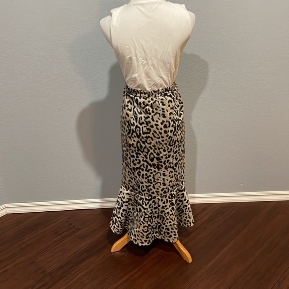 Cato skirt.  Size Large - Picture 3 of 5